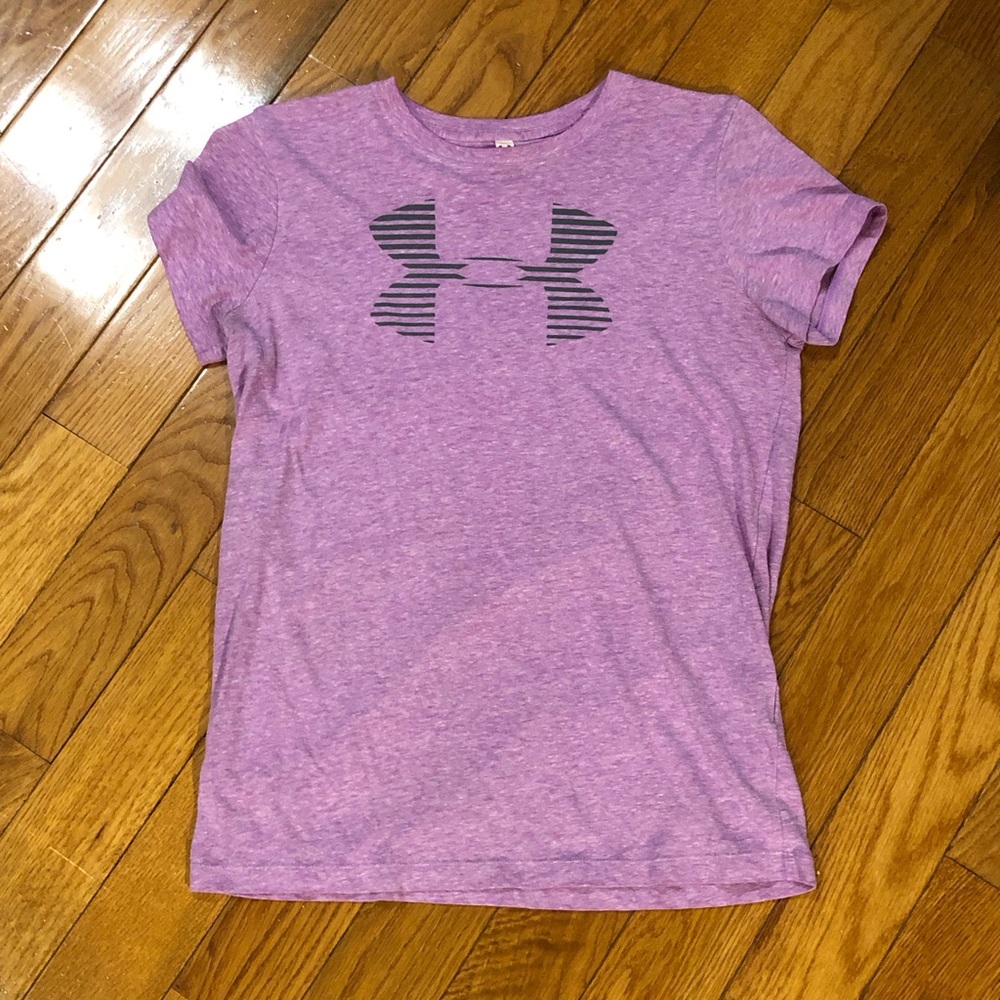 Women’s Under Armour athletic shirt. Size medium. Used but no flaws! Very cute!